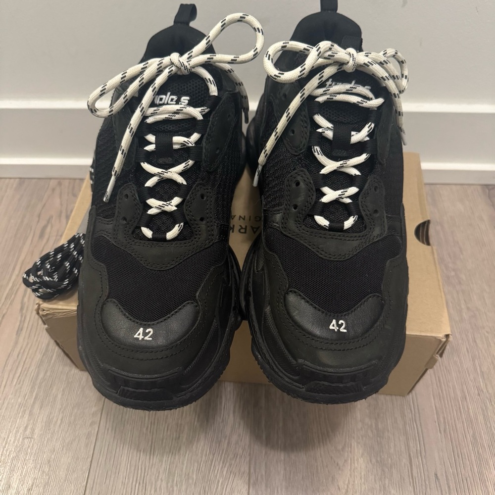 Men’s Balenciaga Triple S (Size: 42)